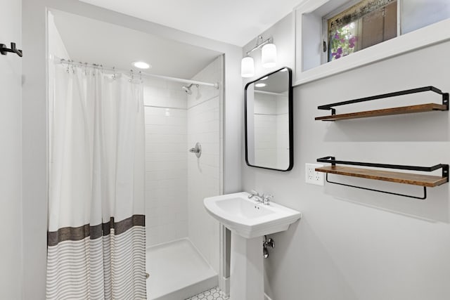 15178 154th Ave, Grand Haven, MI 49417 - bathroom with tiled shower and baseboards