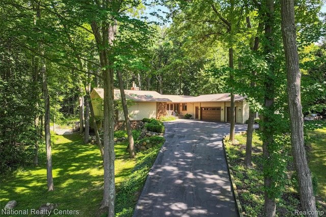 7500 Deerhill Dr, Clarkston, MI 48346 - view of front facade featuring an attached garage, a front lawn, and driveway