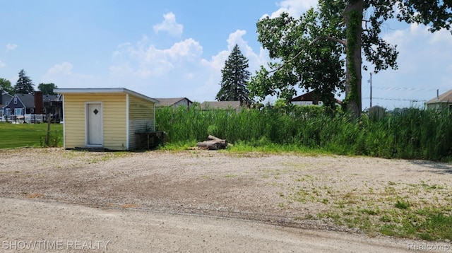 9825 Willow Ct, Clay, MI 48001 - view of yard featuring a shed