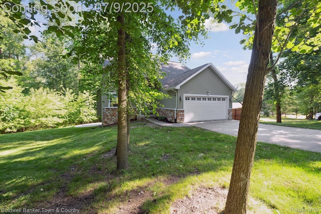 4577 Oaklawn Dr, Pinckney, MI 48169 - view of front facade with driveway, a garage, and a front lawn