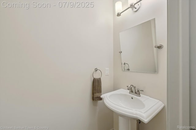 4577 Oaklawn Dr, Pinckney, MI 48169 - bathroom featuring a sink