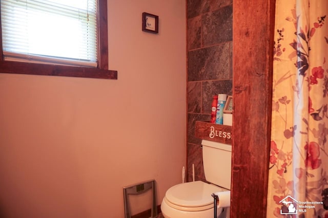 5985 Shady Ln, Newport, MI 48166 - bathroom featuring toilet and curtained shower