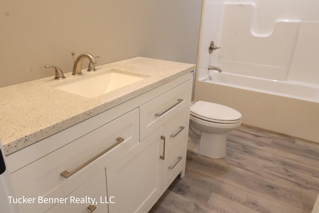 518 S Sullivan Ave, Fremont, MI 49412 - full bath with wood finished floors, vanity, and tub / shower combination