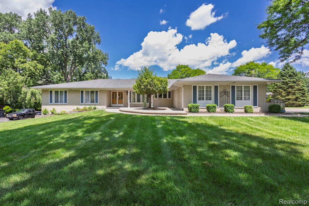 20065 N Riverhill Dr, Clinton Township, MI 48036 - photo 1