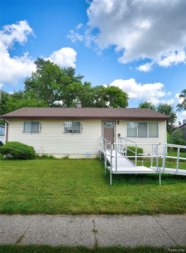 5428 Farmhill Rd, Flint, MI 48505 - ranch-style house featuring a front lawn