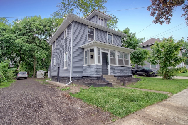609 W Biddle St, Jackson, MI 49203 - traditional style home featuring a sunroom and dirt driveway