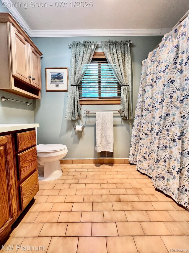 7135 Gardner Line Rd, Lexington, MI 48450 - full bath featuring crown molding and curtained shower