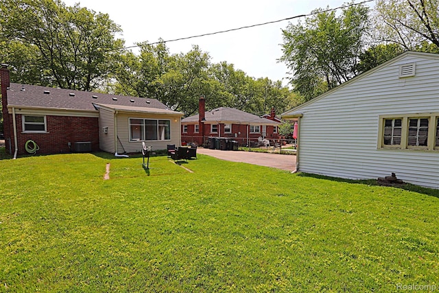 24271 Westhampton St, Oak Park, MI 48237 - view of green lawn with a patio area