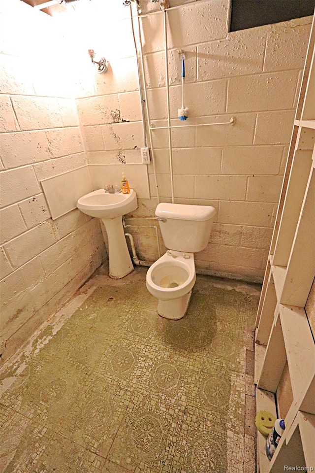 24271 Westhampton St, Oak Park, MI 48237 - bathroom featuring toilet and concrete block wall