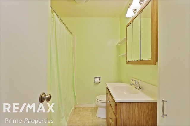 2524 Whitemore Pl, Saginaw, MI 48602 - bathroom with vanity and a shower with curtain