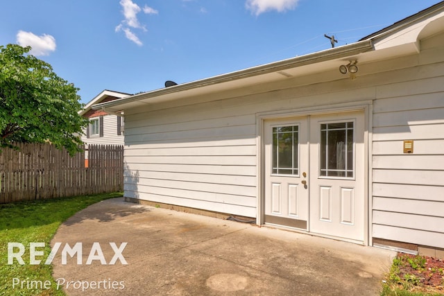 2524 Whitemore Pl, Saginaw, MI 48602 - view of exterior entry with a patio
