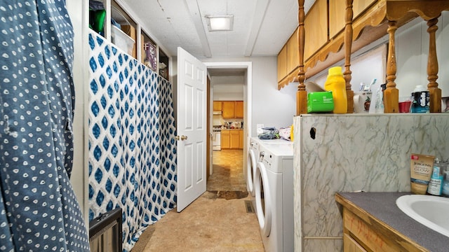405 5th St, Evart, MI 49631 - full bath featuring washer and dryer and vanity