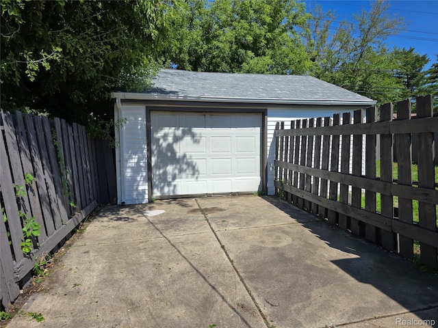 15335 Mccann St, Southgate, MI 48195 - detached garage with driveway