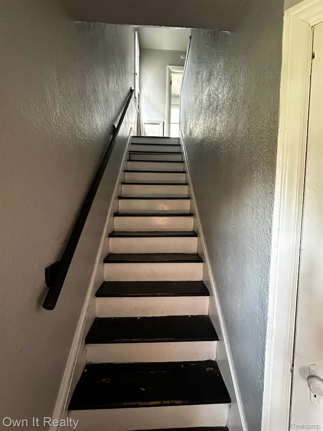 16595 Griggs St, Detroit, MI 48221 - stairway featuring a textured wall