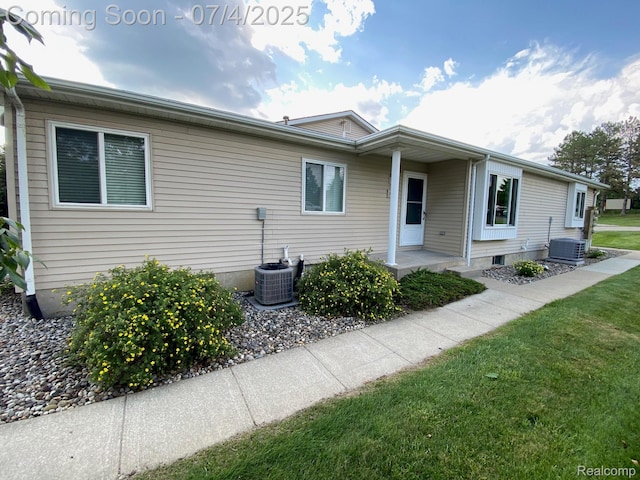 1093 Lake Park Cir Unit 6, Grand Blanc, MI 48439 - view of front facade featuring a front lawn