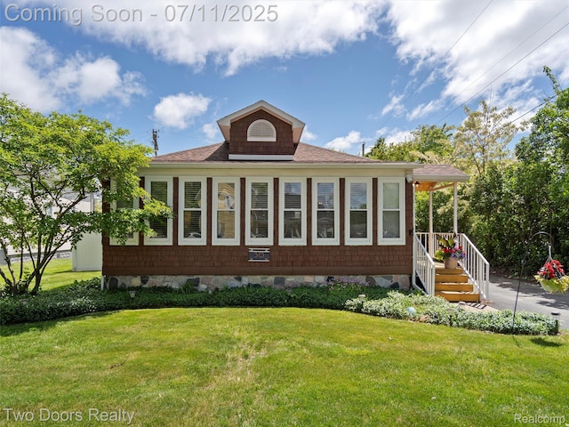 30 Beebe St, Lake Orion, MI 48362 - view of front of property featuring a front lawn and roof with shingles