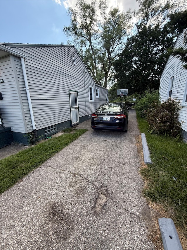 19361 Lindsay St, Detroit, MI 48235 - view of side of home featuring driveway