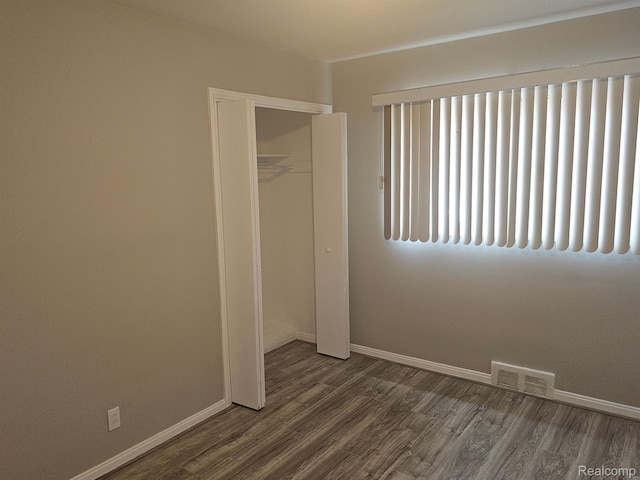 23091 Sussex St, Oak Park, MI 48237 - unfurnished bedroom with dark wood-style flooring and a closet