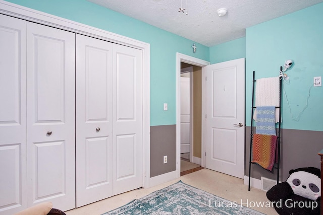 1003 Kusterer Dr NW, Grand Rapids, MI 49534 - bedroom featuring a closet, light carpet, and a textured ceiling