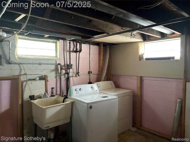 686 E Columbia Ave, Pontiac, MI 48340 - laundry room with washing machine and clothes dryer