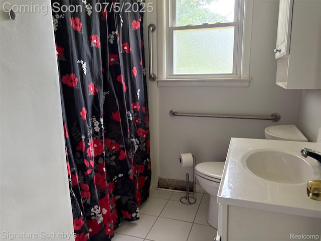 686 E Columbia Ave, Pontiac, MI 48340 - full bath with tile patterned floors, vanity, and a shower with shower curtain