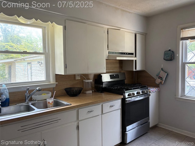 686 E Columbia Ave, Pontiac, MI 48340 - kitchen featuring stainless steel gas range, under cabinet range hood, plenty of natural light, decorative backsplash, and a textured ceiling