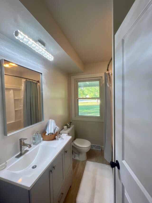 7220 W 64th St, Fremont, MI 49412 - full bath with vanity and a shower with curtain