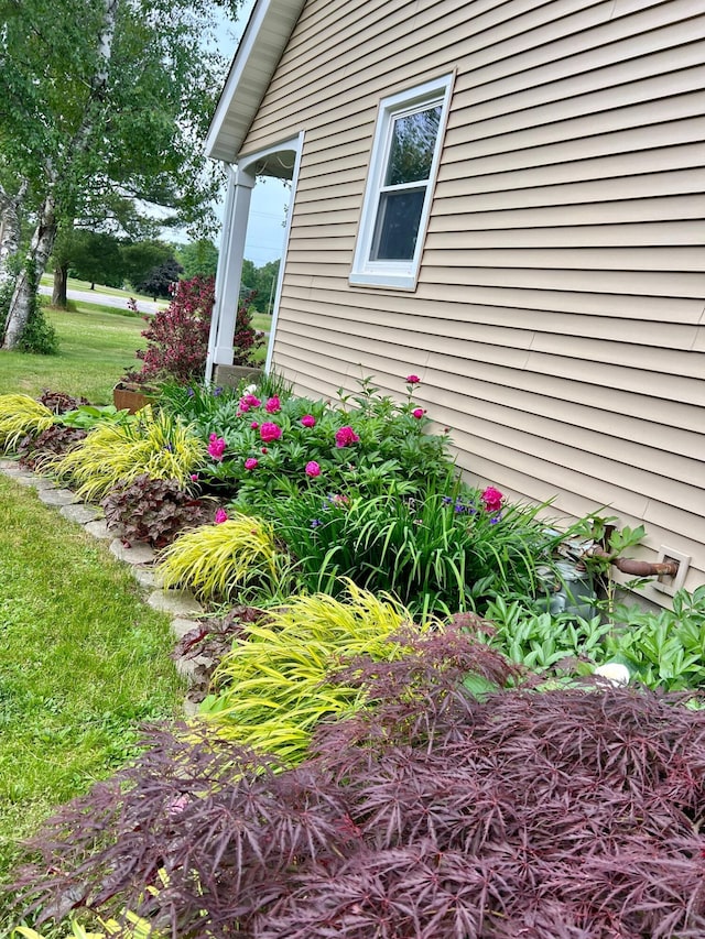 7220 W 64th St, Fremont, MI 49412 - view of side of home