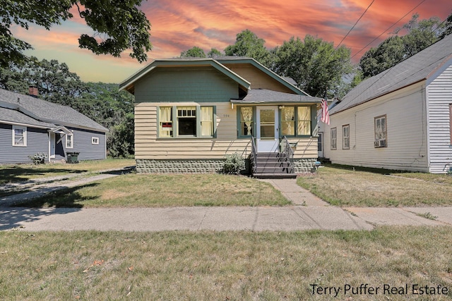 594 Oak Ave, Muskegon, MI 49442 - bungalow-style home featuring a front yard