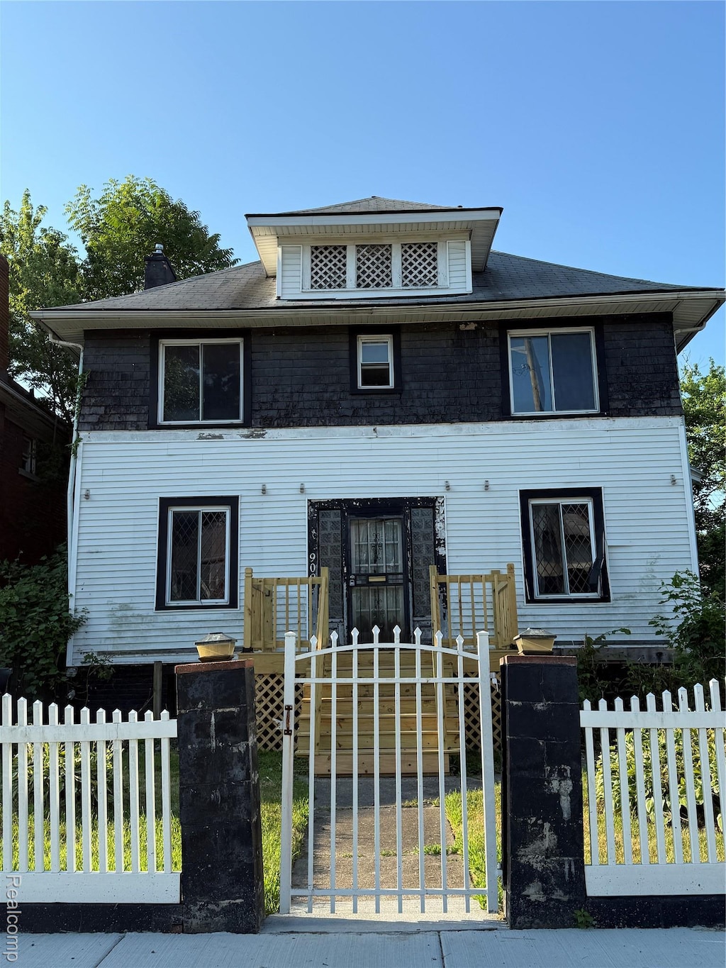 909 Burlingame St, Detroit, MI 48202 - traditional style home featuring a fenced front yard and a gate