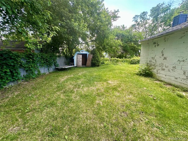 26735 Annapolis St, Dearborn Heights, MI 48125 - view of yard with a shed