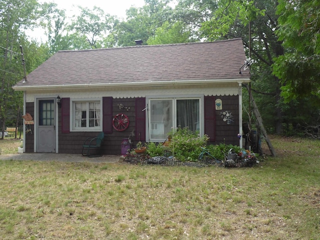 5294 Pinecrest, Prescott, MI 48756 - view of front of house featuring a shingled roof and a front lawn