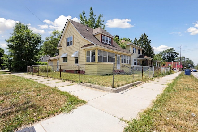 400 Burton St SW, Grand Rapids, MI 49507 - view of front facade with a fenced front yard