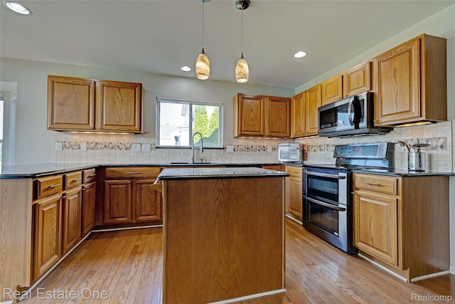 560 Boulder Lake Dr, Oxford, MI 48371 - kitchen featuring stainless steel appliances, tasteful backsplash, light wood-style floors, recessed lighting, and pendant lighting