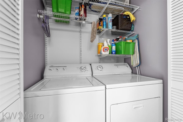 3180 Warringham Ave, Waterford, MI 48329 - laundry room with washing machine and dryer