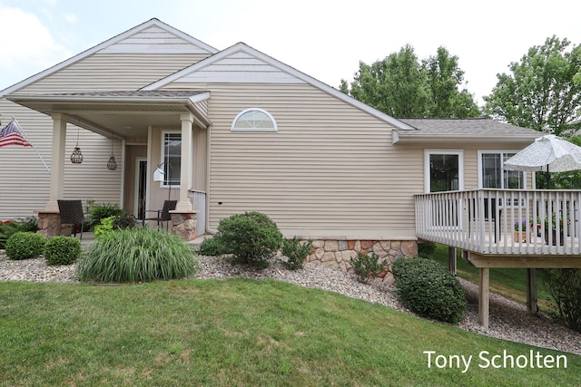 2956 Pebblestone Dr Unit 47, Hudsonville, MI 49426 - rear view of property with a yard, a deck, and a shingled roof