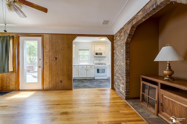 917 E 8th St, Monroe, MI 48161 - foyer entrance featuring arched walkways, light wood finished floors, and ceiling fan