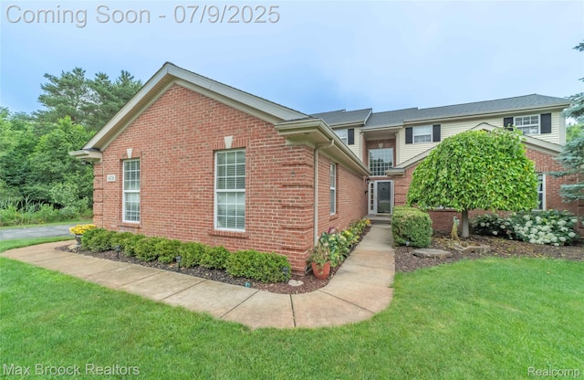 1478 Courtney Ct, Hartland, MI 48353 - view of front facade with brick siding and a front lawn