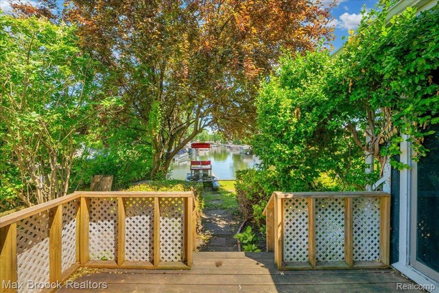 2840 Wall St, Keego Harbor, MI 48320 - view of wooden terrace