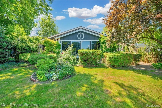2840 Wall St, Keego Harbor, MI 48320 - view of grassy yard