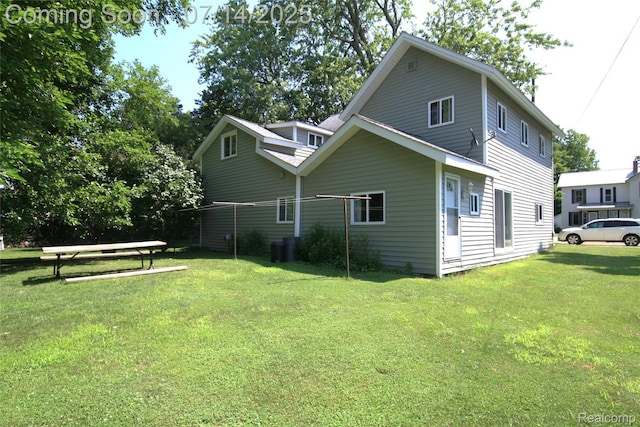 116 N Shiawassee St, Bancroft, MI 48414 - view of side of property with a yard