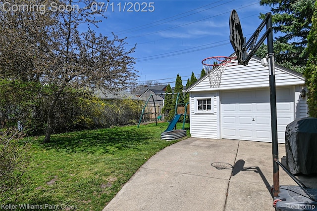 1968 Oxford Rd, Grosse Pointe Woods, MI 48236 - detached garage with driveway