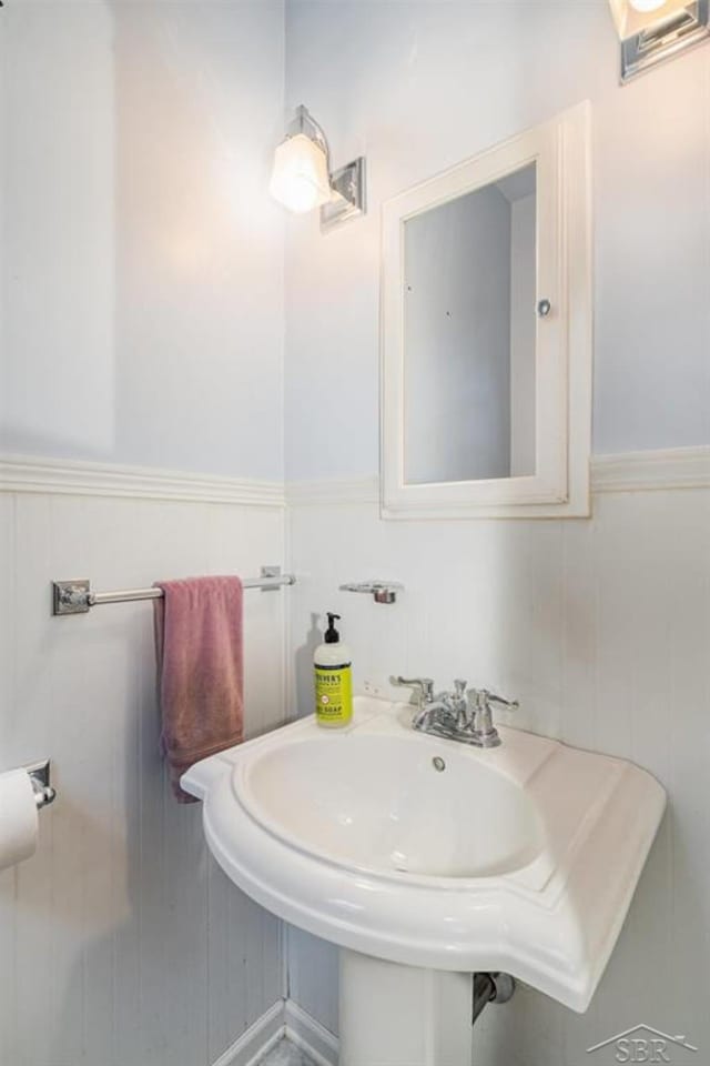 2220 Mershon St, Saginaw, MI 48602 - bathroom with wainscoting