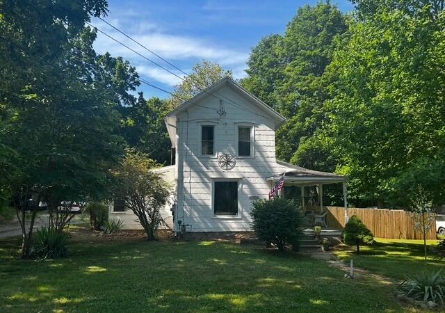 519 Hanover St, Concord, MI 49237 - view of front of house with a porch
