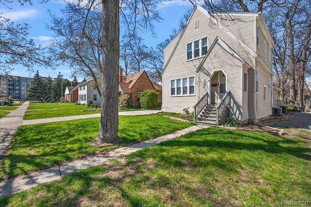 129 E Maryland Ave, Royal Oak, MI 48067 - view of front facade featuring a front lawn
