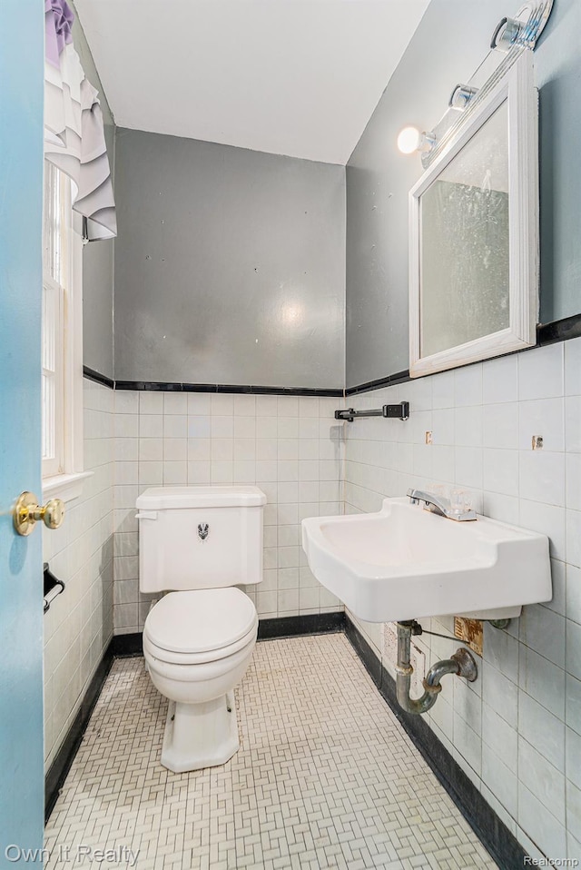 74 Chestnut St, River Rouge, MI 48218 - bathroom featuring tile walls and tile patterned flooring