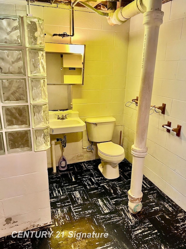 1751 Lathrup Ave, Saginaw, MI 48638 - half bath with concrete block wall