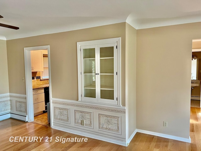 1751 Lathrup Ave, Saginaw, MI 48638 - detailed view of wood finished floors and a ceiling fan