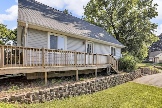 226 Briscoe Pl, Jackson, MI 49203 - view of front of home with a wooden deck and roof with shingles