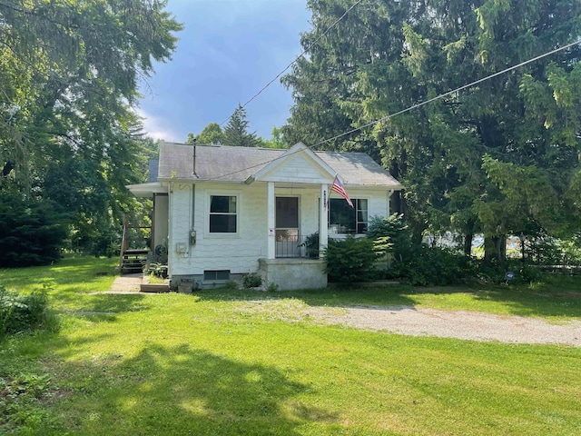 4120 S Washington Rd, Saginaw, MI 48601 - bungalow-style home with a front yard and a shingled roof
